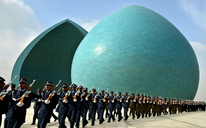 Ngày 16/2/2003, quân đội Iraq tiến hành diễu binh tại Đài tưởng niệm Martyrs ở Baghdad.